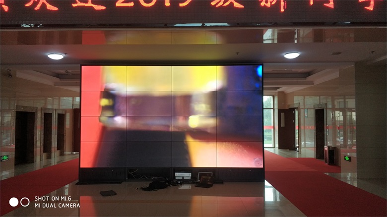 2019年哈爾濱廣廈學院學院迎賓大廳液晶拼接大屏幕展示